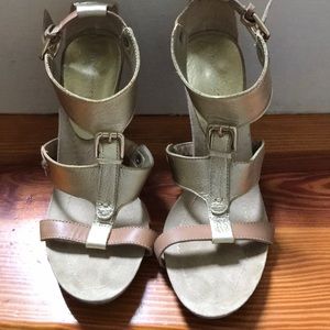 Nine wear gold heels snookso size 7.5